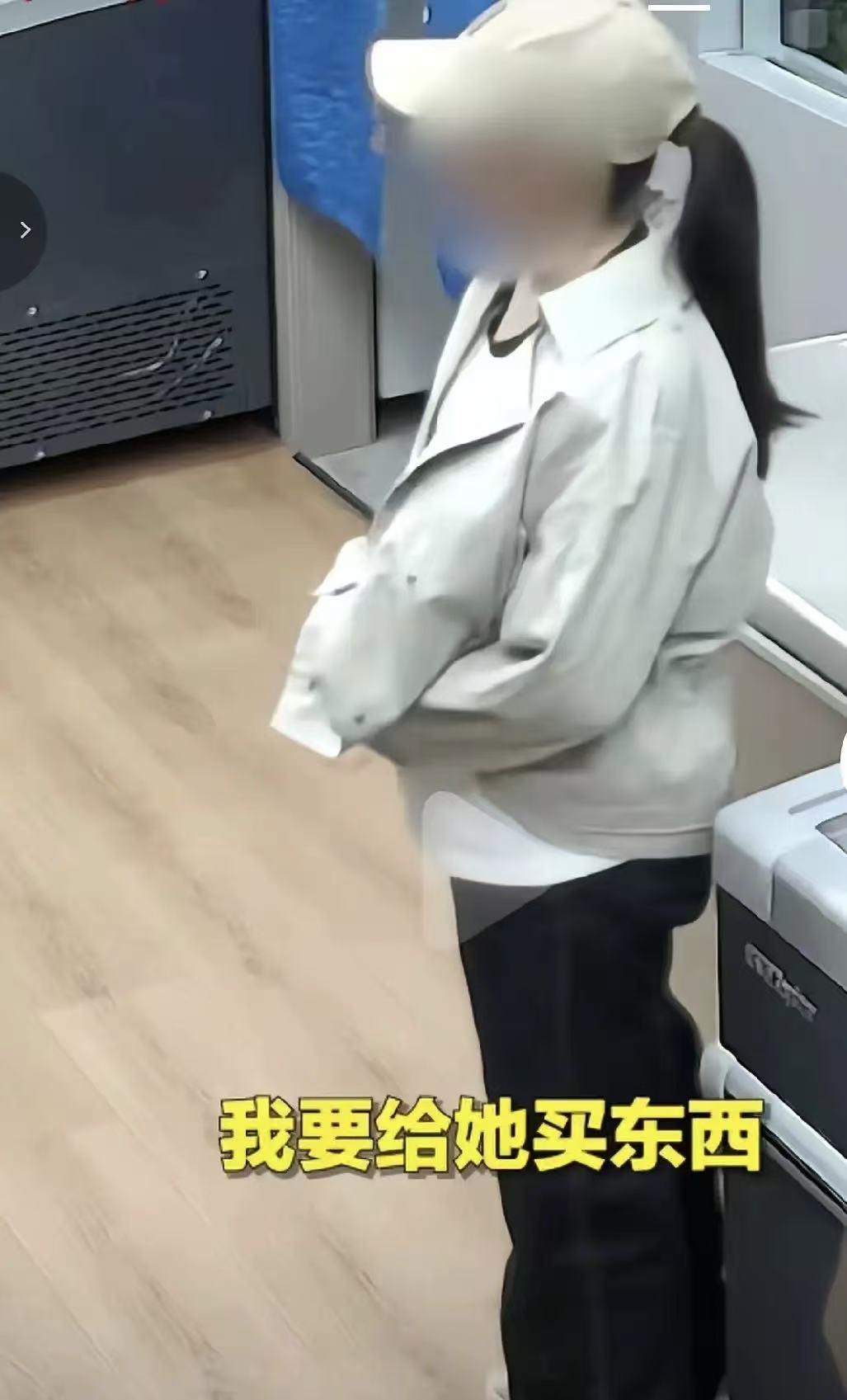 争议很大！是摆拍还是真人真事？山东济南，一位店主火了，监控曝光出来，一名15岁女