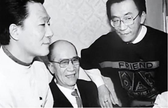 1950年，随着一夫一妻制的颁布，侯宝林召开家庭会议 ，看着泪流满面的三个老婆，