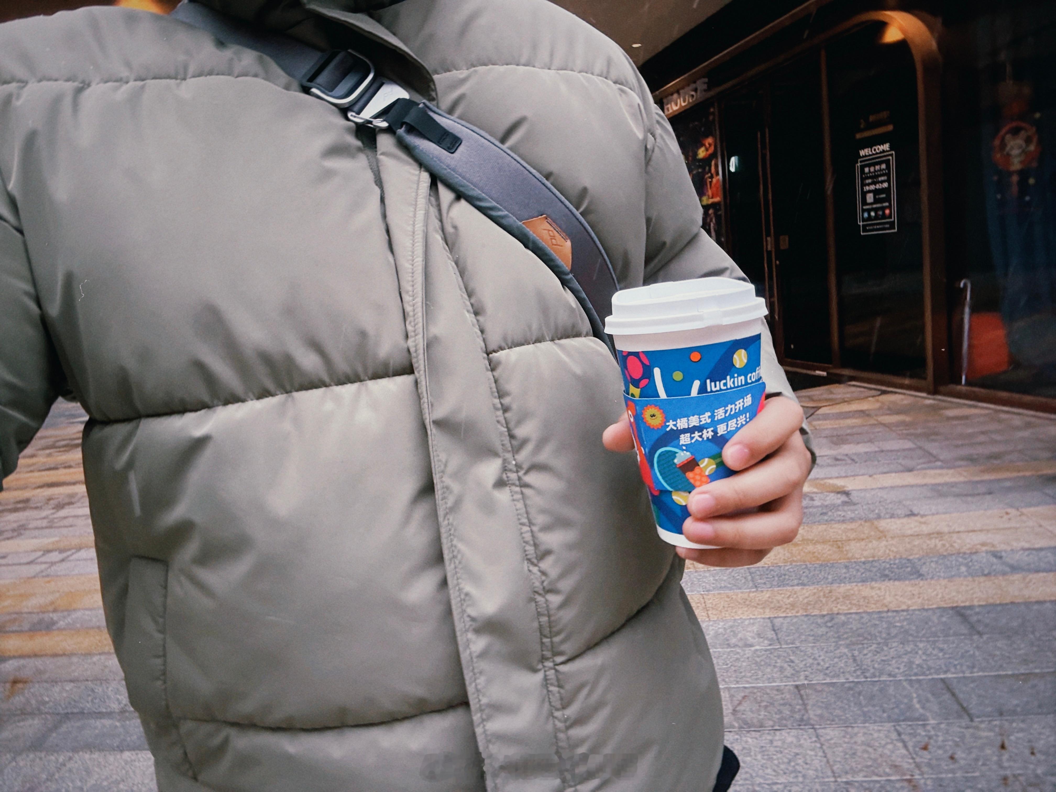 来看看的羽绒服防不防雪 