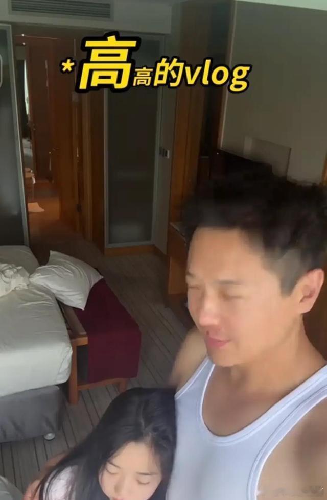 高云翔祖孙三代罕见同框，女儿酒窝来天津，没住爸爸家反倒陪住酒店 ​​​