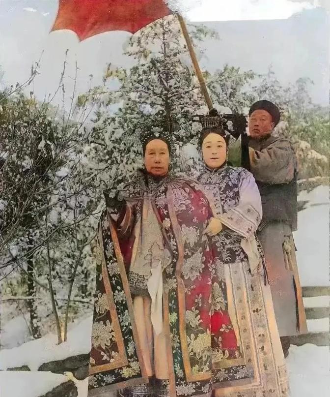 1904年冬，69岁的慈禧太后在18岁的女官裕德龄搀扶下，在皑皑白雪的紫禁城御花
