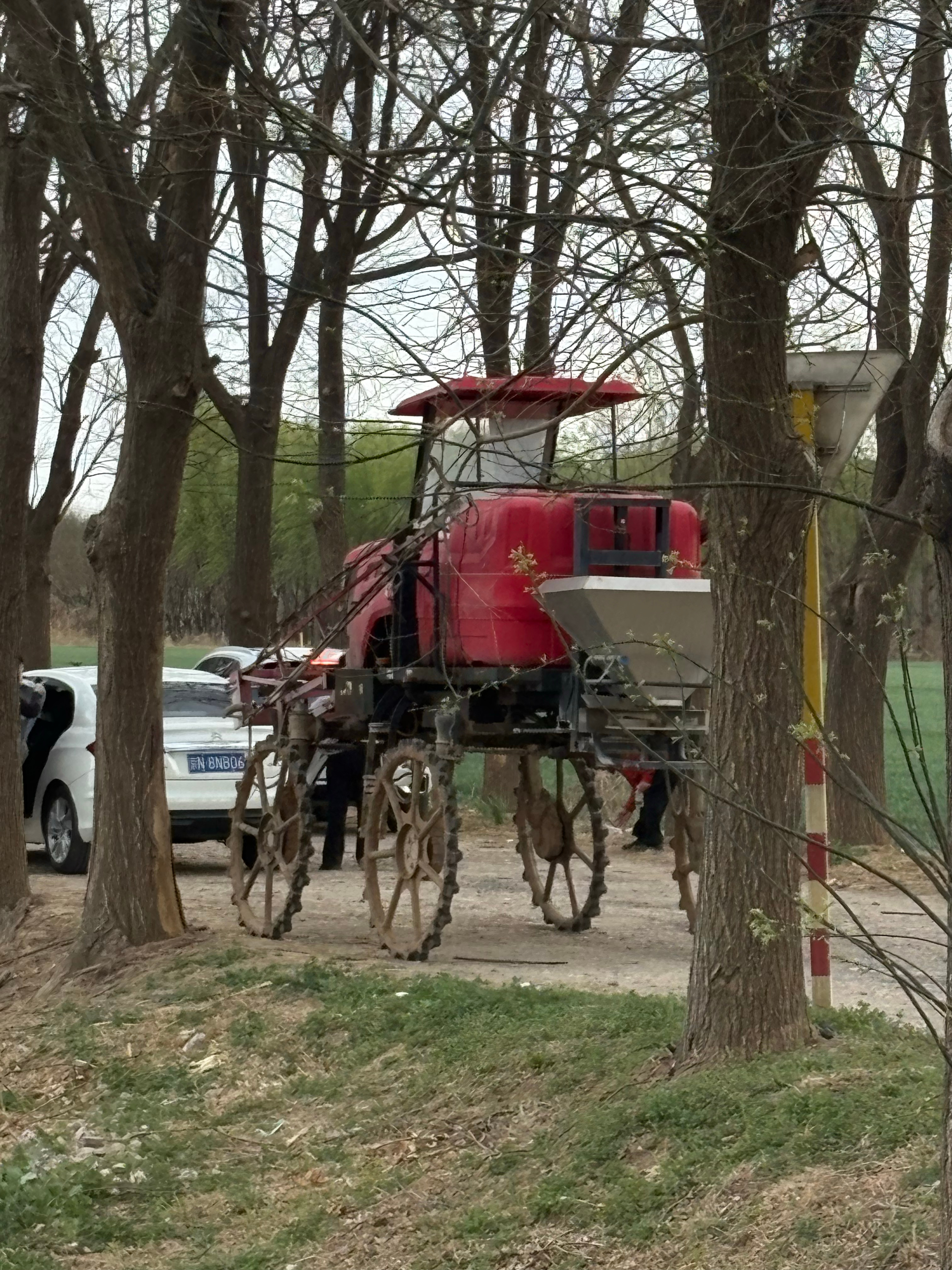 今天在路边遇到的神器载具：它的轮毂尺寸和优越的通过性让大部分硬核越野望尘莫及！（