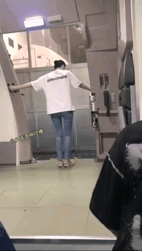 身材苗条本是好事，但小姐姐因此就失去了当空姐的资格！
美女的力气太小，关不上机舱