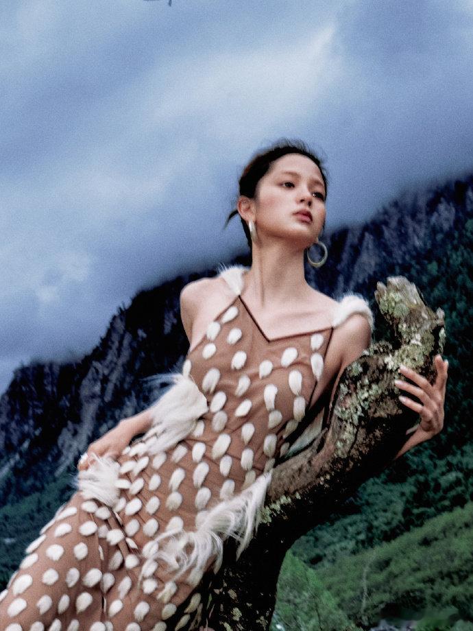 欧阳娜娜黑皮小鹿欧阳娜娜黑皮鹿塑这种偏向野性的美学风格十分吸睛，和以往形象形成强