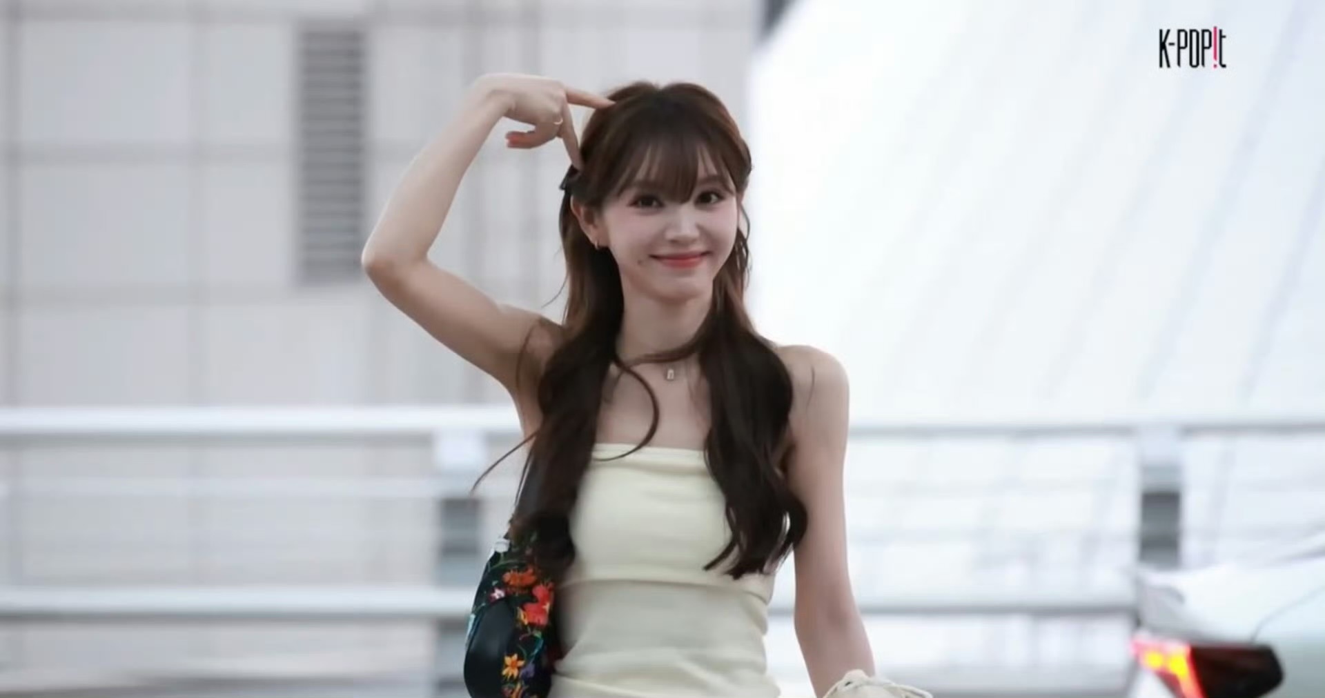田曦薇🐱机场这也太漂亮了 饭撒起来完全女爱豆既视感欧尼撒浪嘿～💕 