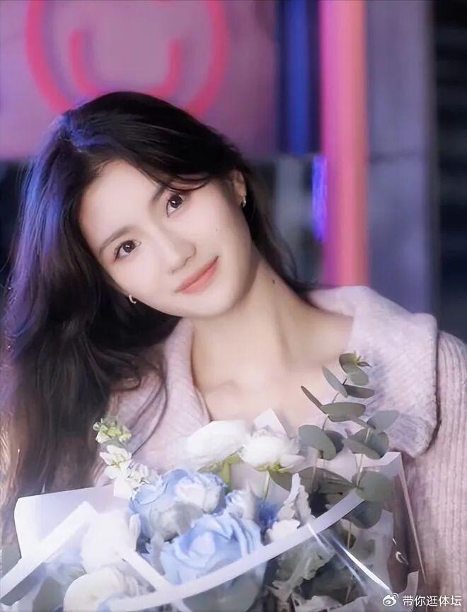 中国体坛大美女，个个颜值高身材好
以“美人鱼”的独特之处，刘湘的泳池里的颜值可谓