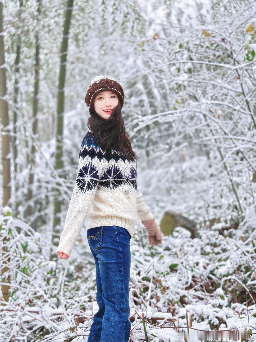 南方娃为了看个雪太不容易，爬了两公里野路滑到不行＋三公里公路，看到了大雪，快乐了