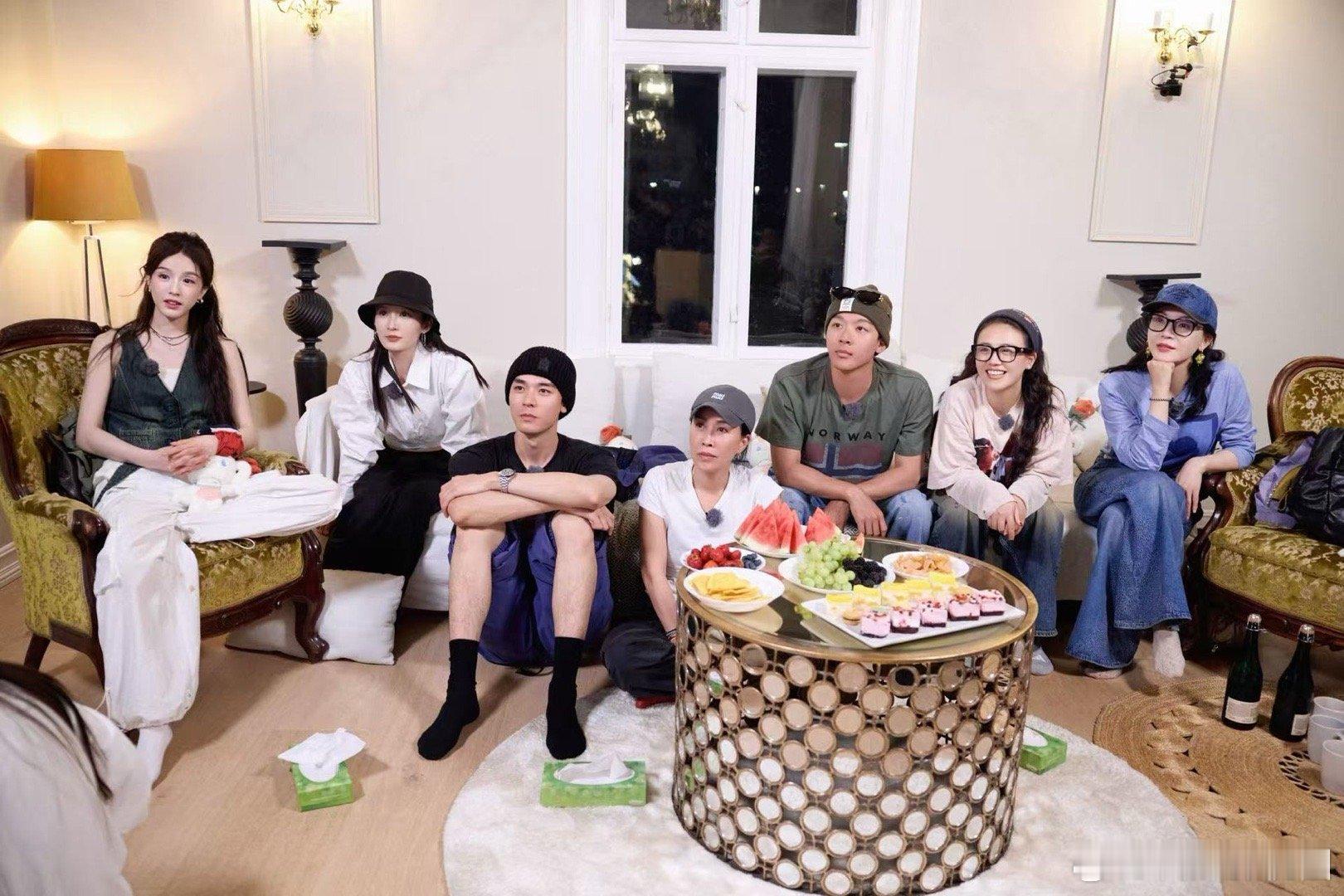 谁能不爱花少7好看 里的神仙氛围啊！大家一起做饭、一起聊天、一起探索新地方，像家