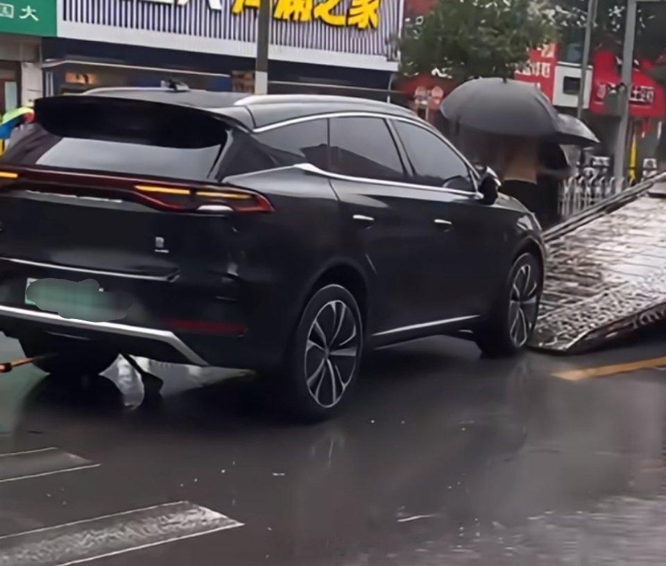 大雨中车辆电机直接脱落？没碰撞不太可能吧。 