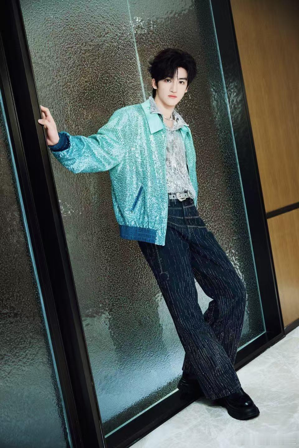 邓佳鑫离了时代峰峻发现外面没有雨 曾经连发声都被淹没，如今能主导舞台细节调和团队