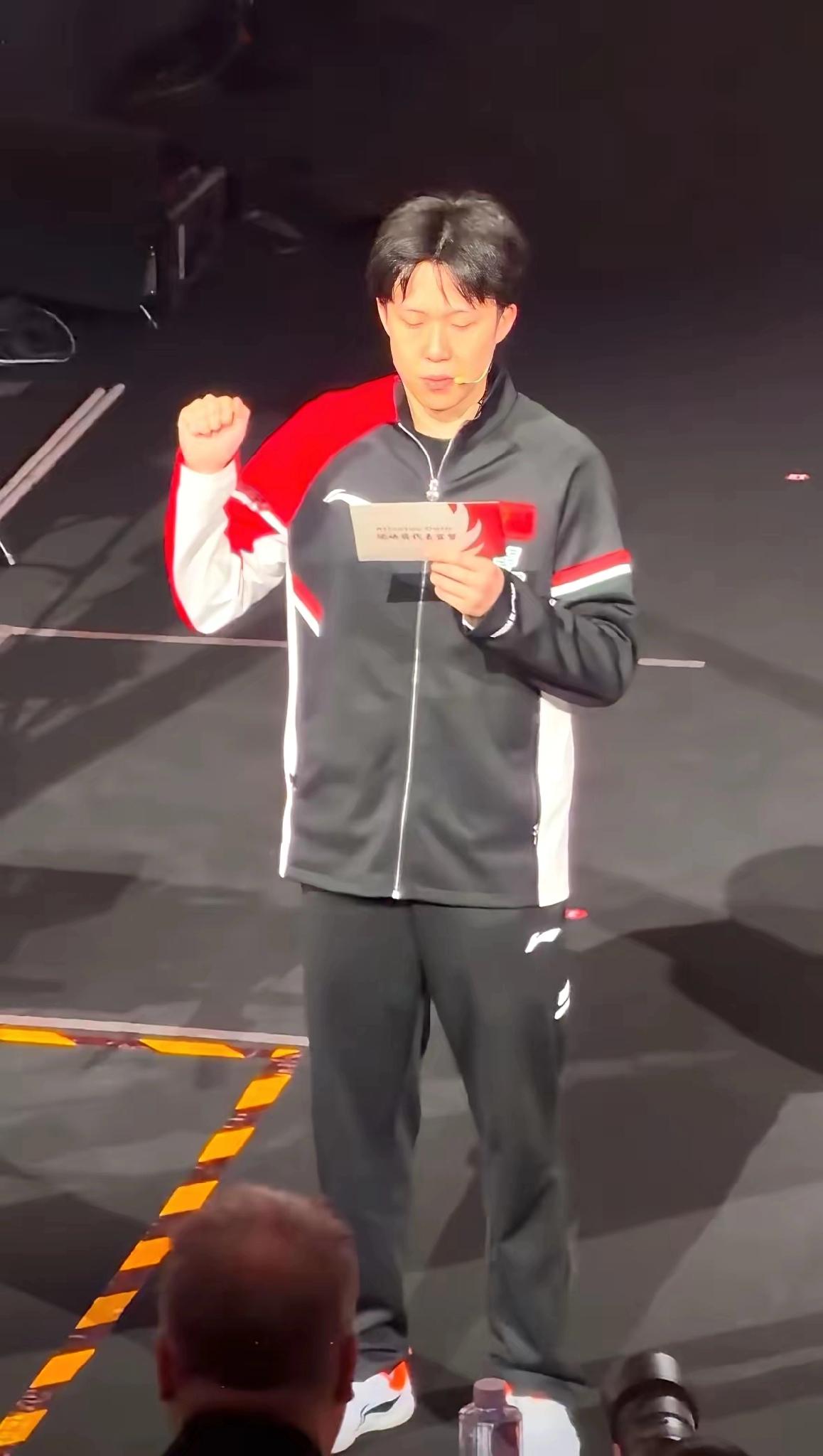 【王楚钦与莎宾.温特代表运动员宣誓，神情庄重肃穆】在今天的成都混团世界杯开幕式上