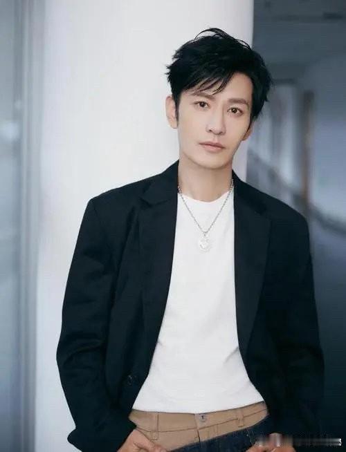 黄晓明厉害的不是考上了博士
而是他不留恋娱乐圈的灯红酒绿，选择在将近50岁的年纪