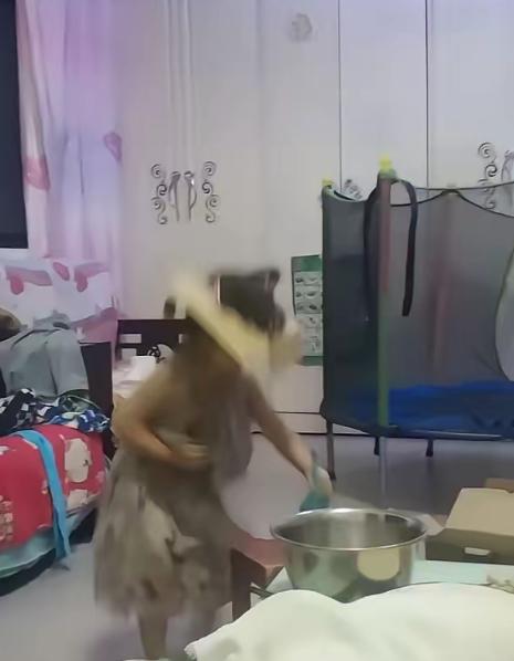 安徽一女子被丈夫踹了一脚，婆婆在旁边拍手叫好：“就该治治她这臭毛病！”女子没哭没