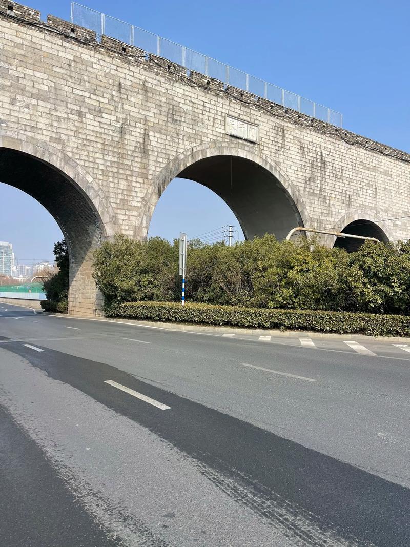 上联：门前干道贯南北
下联：院后长街通东西