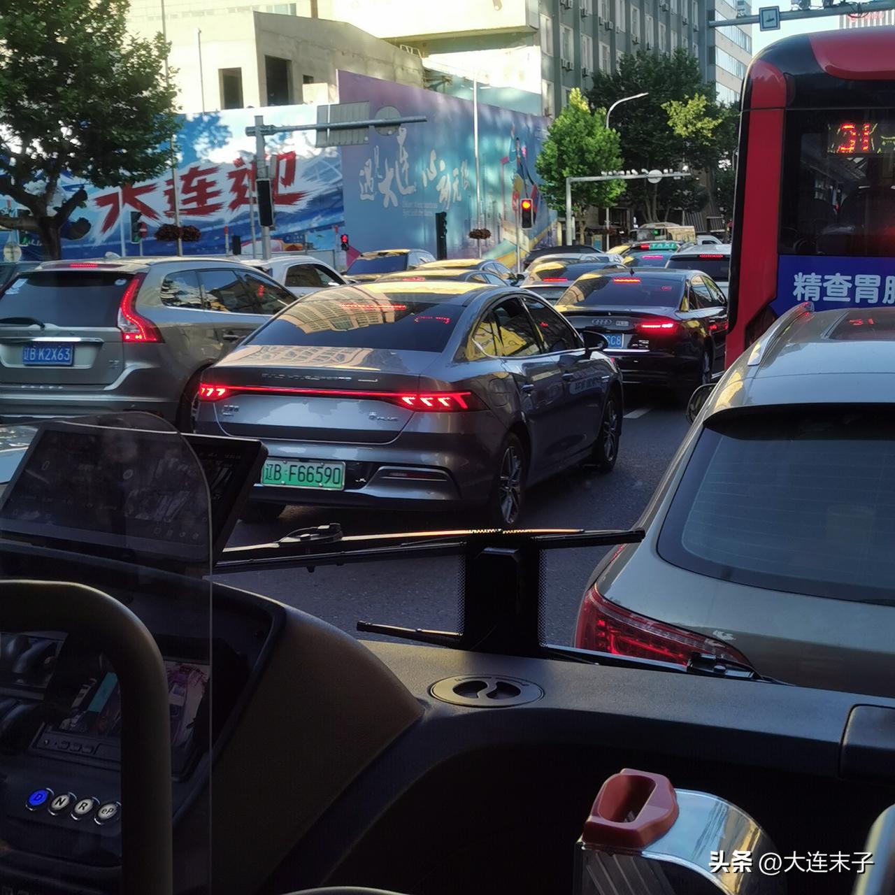 看，今晚去达沃斯“大连之夜”原版现场有多少人！

今天晚上6点，坐公交去办点事儿