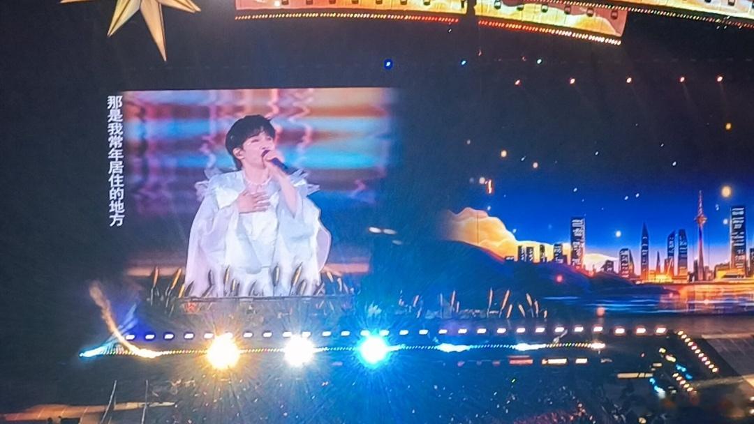 周深3D打印国风造型周深沈阳演唱会全新造型惊艳登场整套服装以海洋浮游生物为灵感，