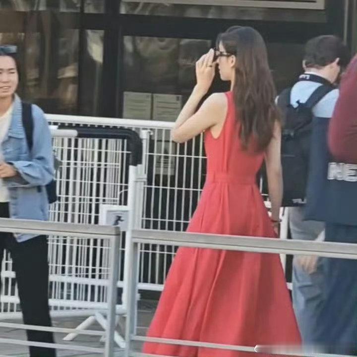 戛纳偶遇章泽天不刻意高调不张扬出镜，低调出行依旧自带出众气质魅力 