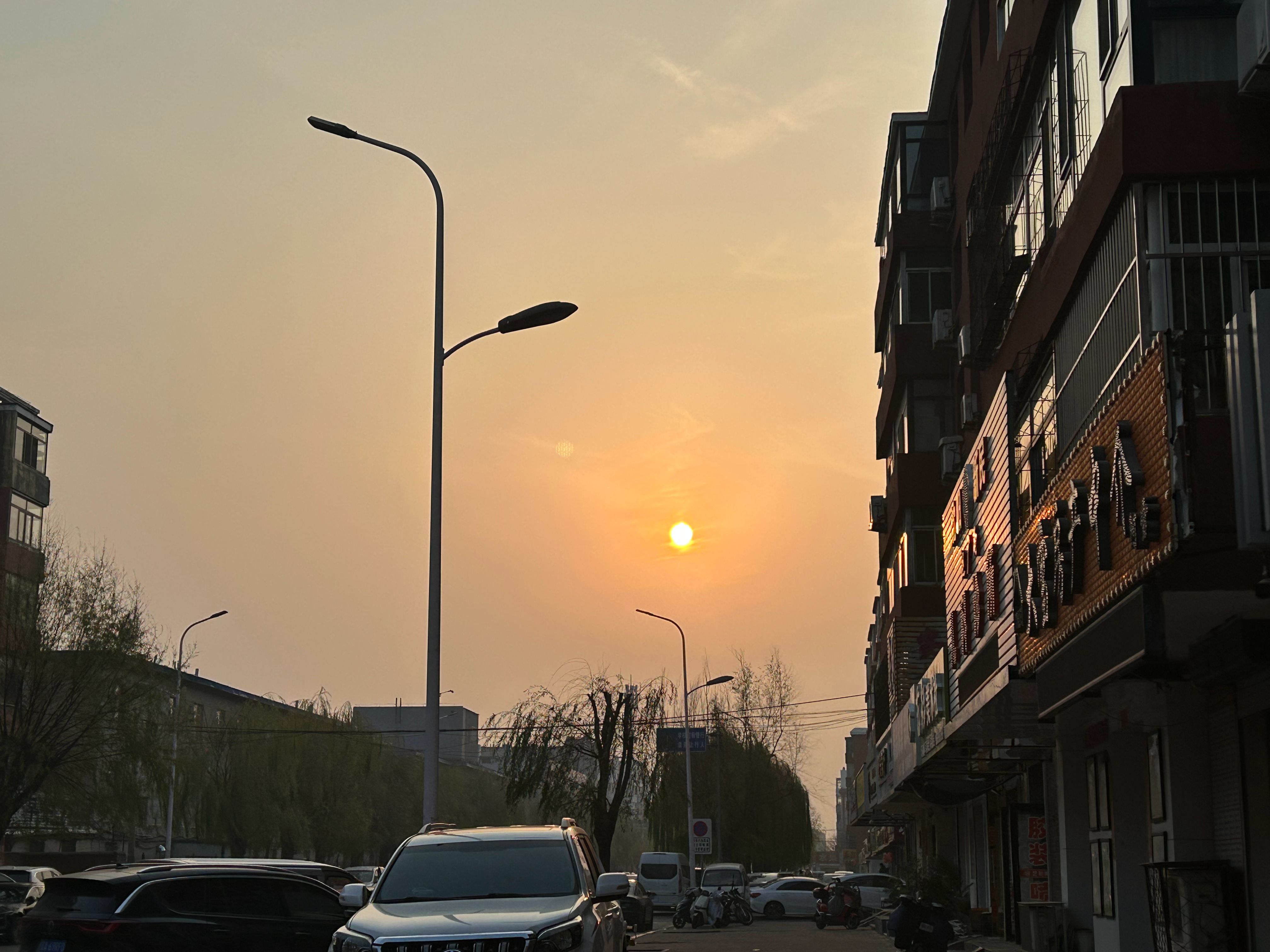 眼睁睁看着太阳由黄色变成了红色 