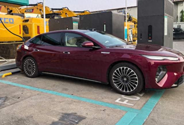 比亚迪超帅“行政级”新车，不足20万彻底火爆！