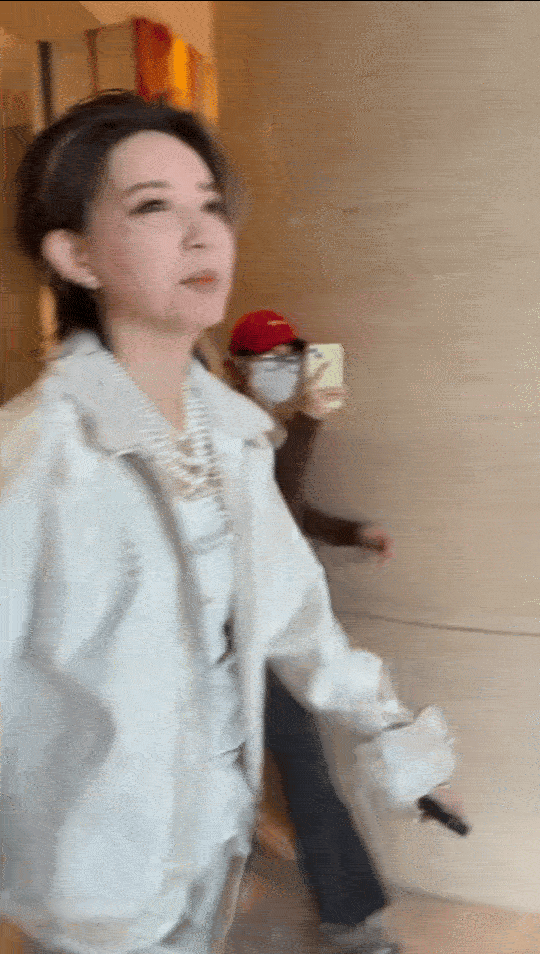 李斯丹妮曾沛慈好像年画娃娃对拜今天看到李斯丹妮和曾沛慈同框互动真的被萌到了！两人