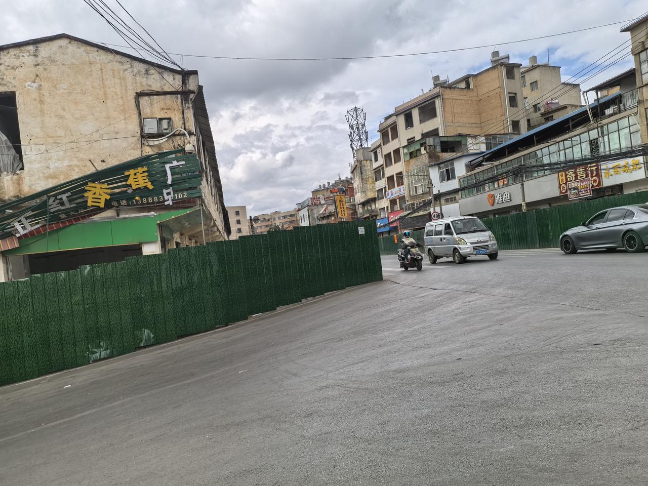 呈贡老城区龙片区兴呈路与石龙路交叉口直到呈祥街都是因为道路建设要拆除的吧!，现在