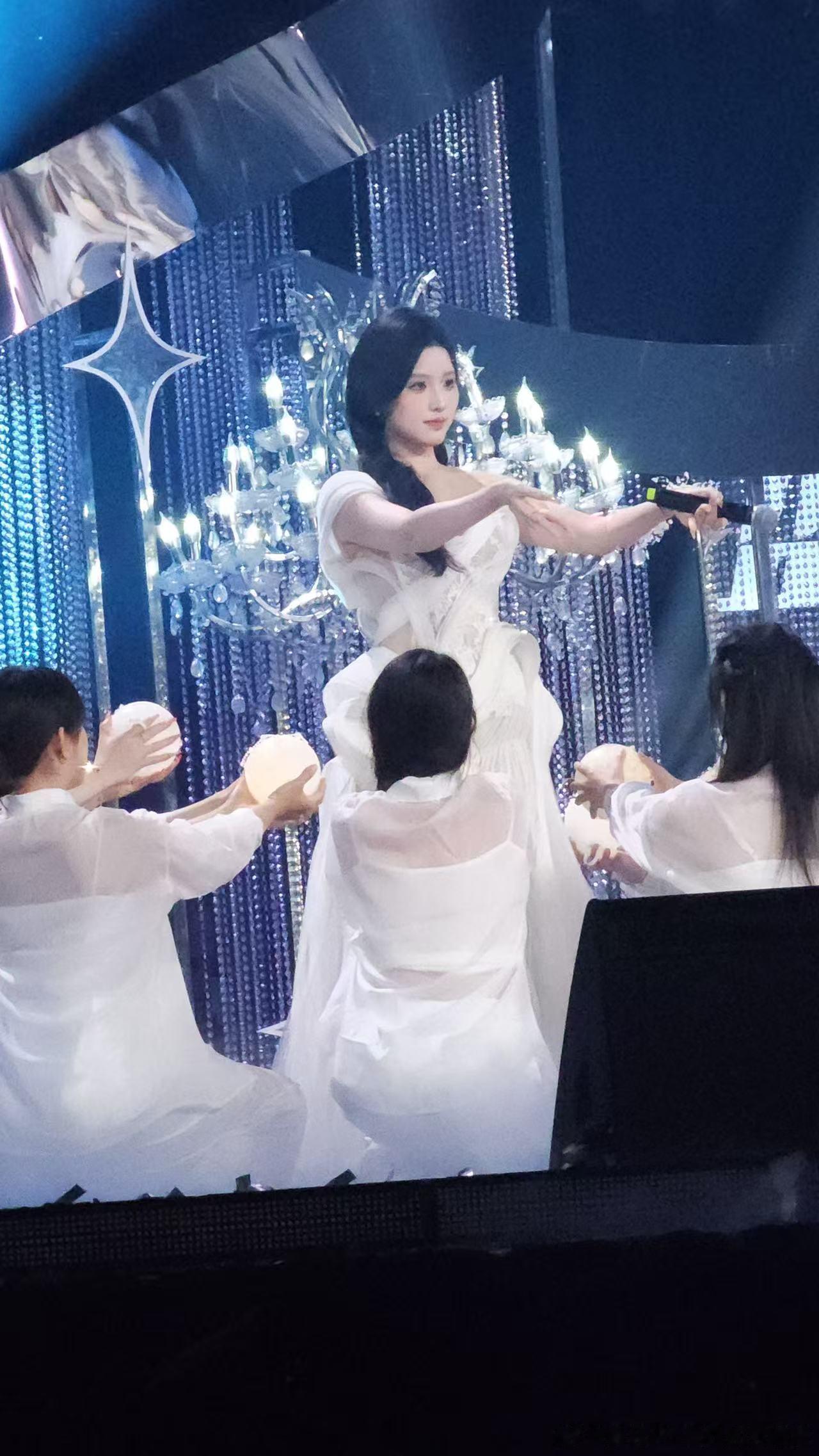 团播线下公演已进驻杭州奥体中心（小莲花）等顶级场馆，舞台设计、灯光音响、服化道均