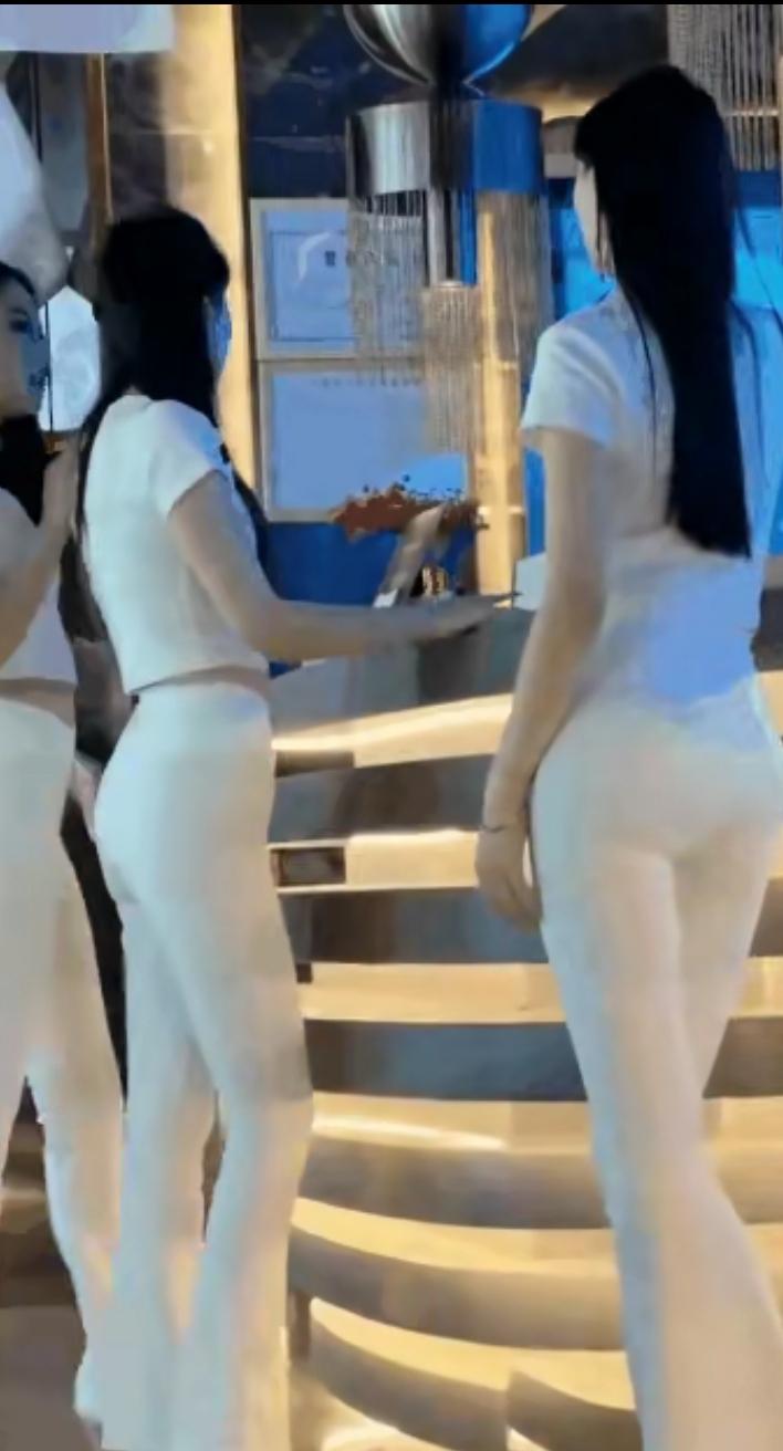 也不知道她们是干什么工作的！