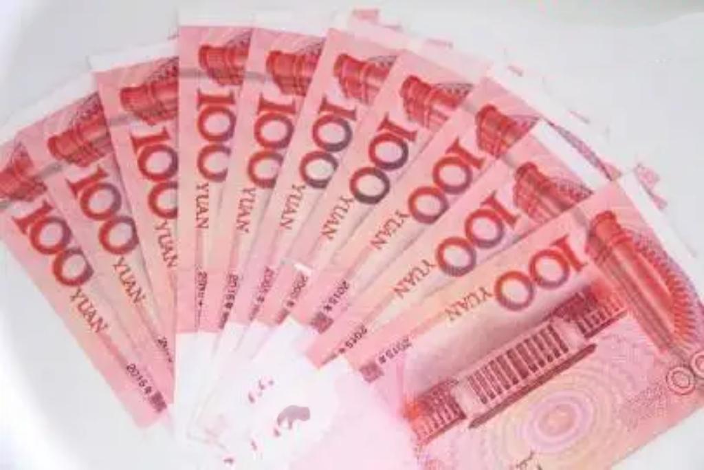 人民币升破7，跨境消费迎来省钱良机。出境游成本降低，购物、住宿更划算。可关注金融