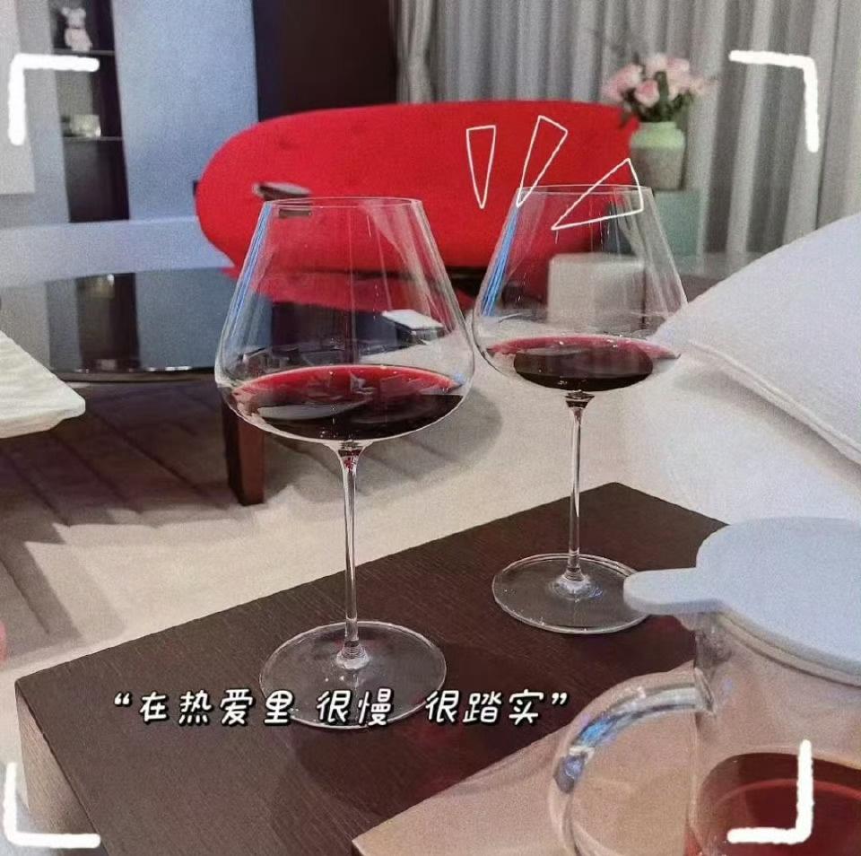 享受假期生活~夜晚的酒更好喝呀~
小酌小酌~干杯🍷 ​​​