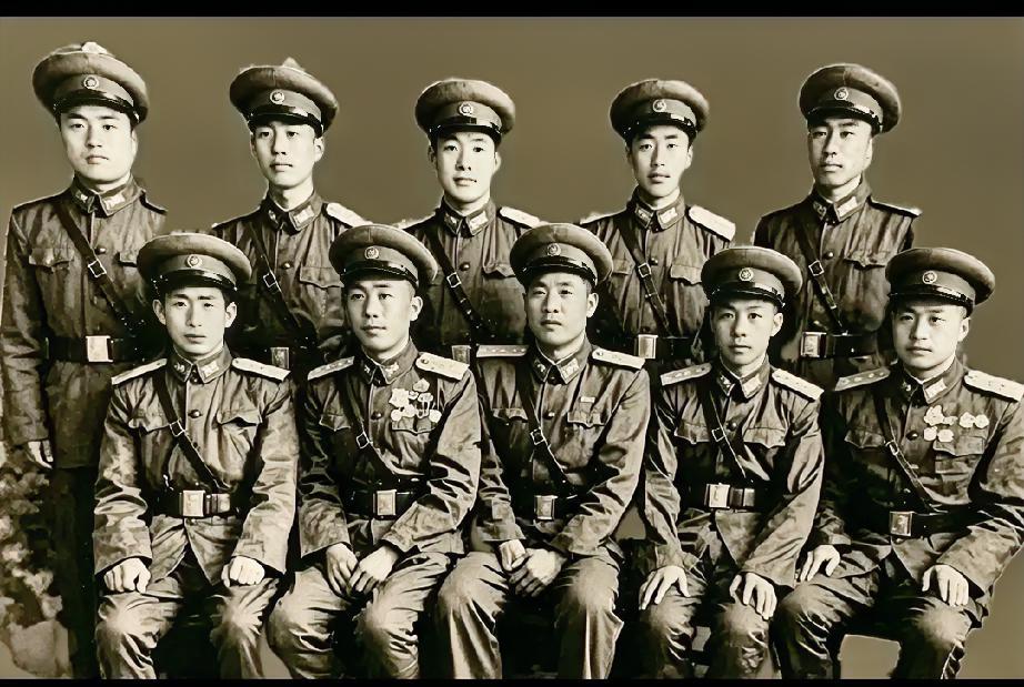 从抗美援朝战场回来的坦克三师战車五团战友合影