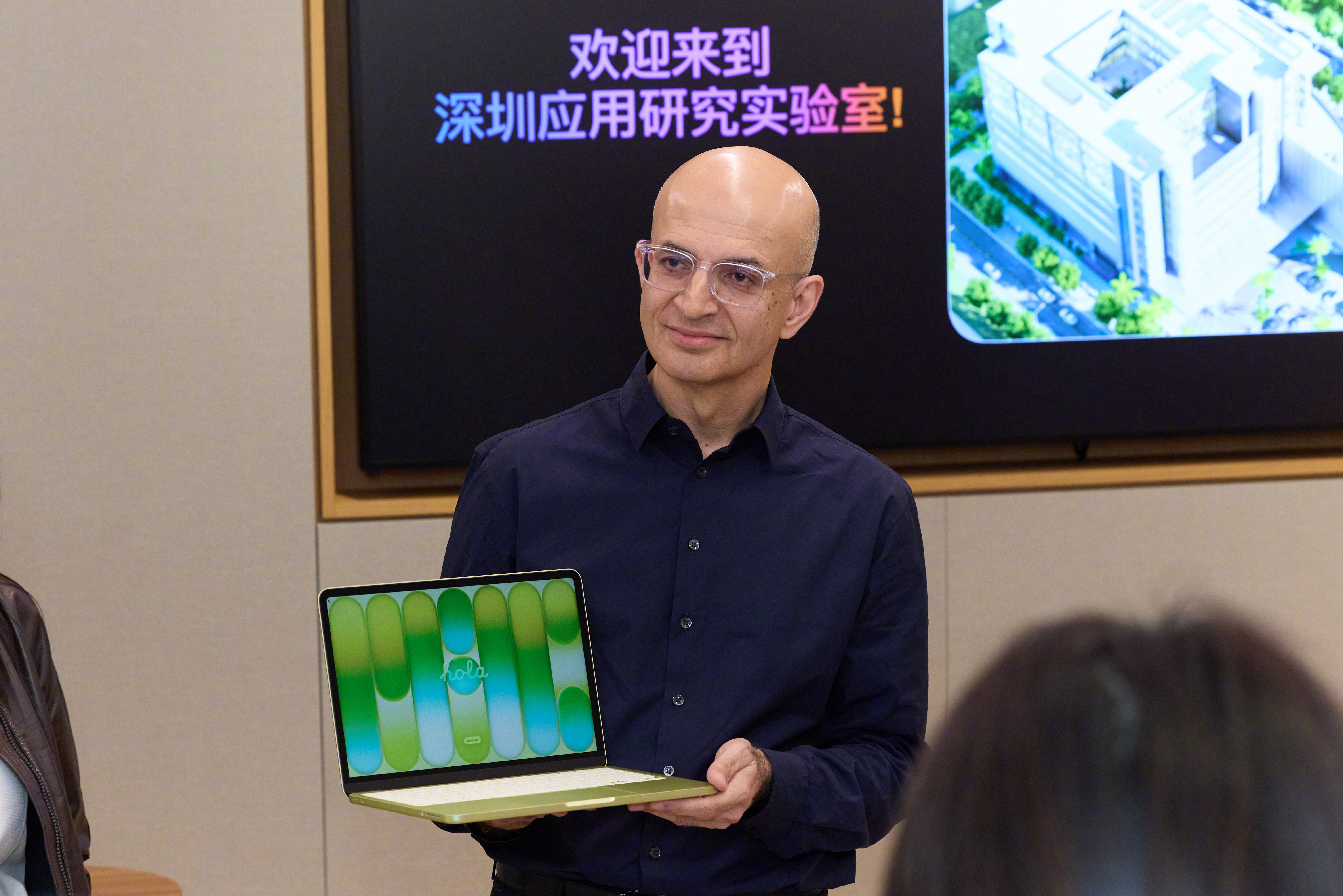 苹果首席运营官Sabih Khan来深圳了！今天首站到访Apple应用研究实验室
