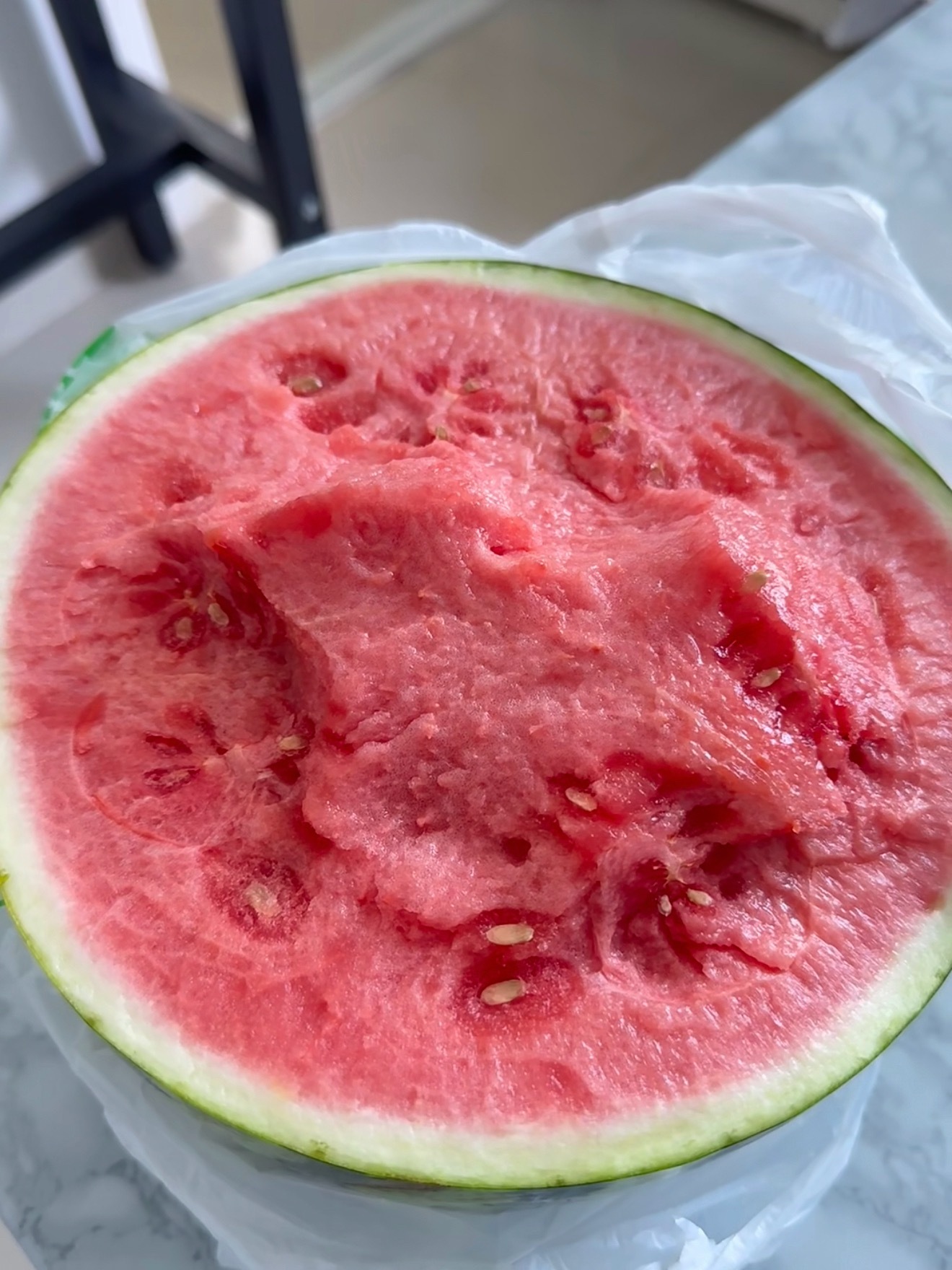 千万不要买路边切好的半个西瓜，那还是得当面让他再切一个才对…我再也不信店家说刚切