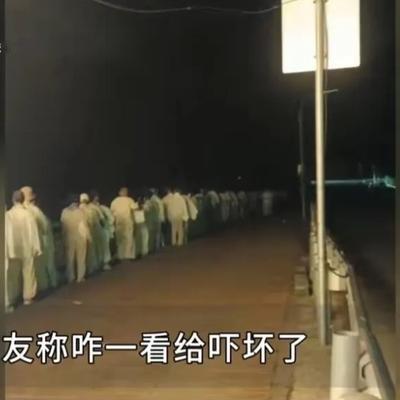 广东广州，一男子凌晨4点回家，突然，他被眼前的一幕惊呆了，只见50多人，看着都6