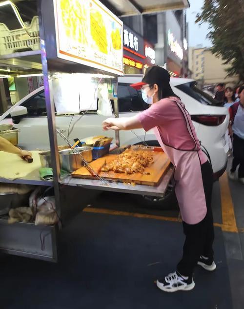 这才是对美食的敬畏，长沙女孩大口吃父母摊位剩食，被母亲拍到网上意外走红。买的是食