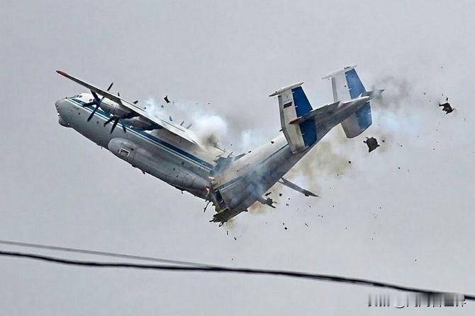 有人查看俄罗斯安-22运输机坠毁事件的录像，认为至少有 2 名俄罗斯机组成员（装