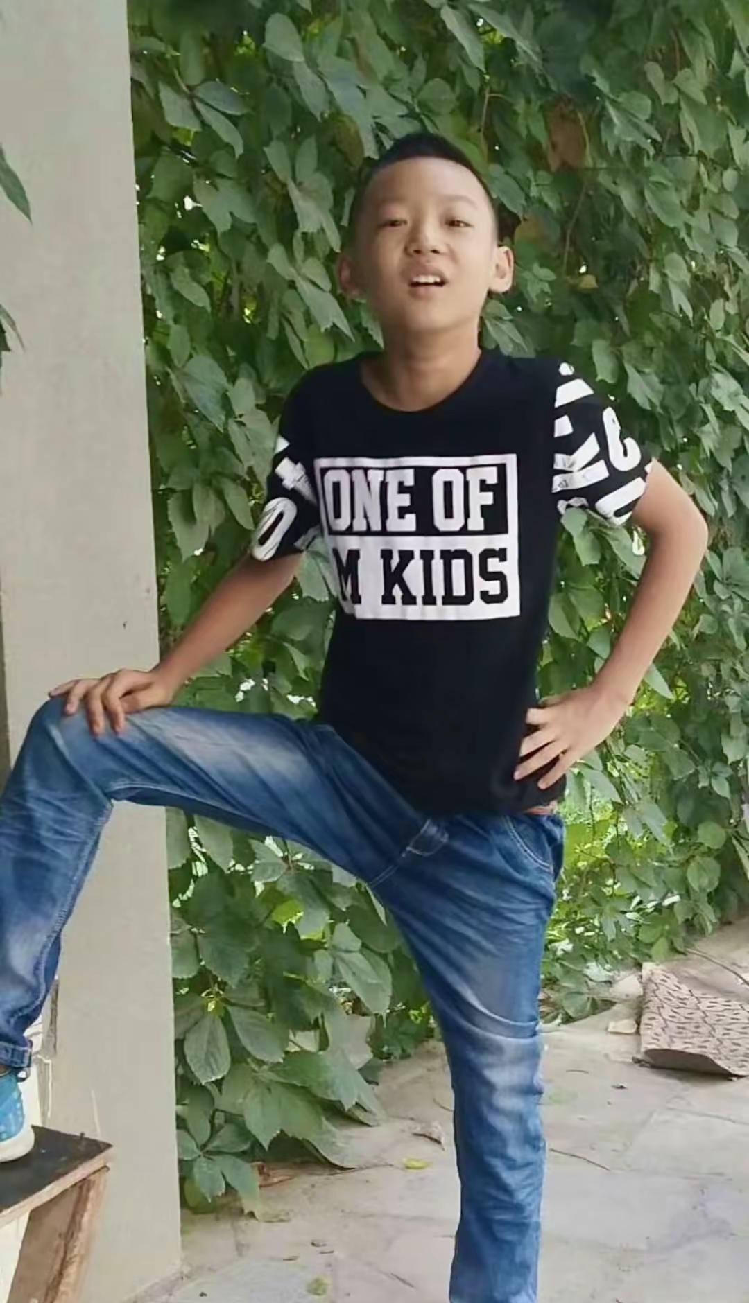 头发一麻刘德华 老子脑壳一抖张学友从小拍照就这样