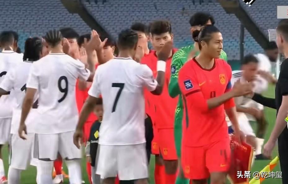 真小瞧他了？
    今天看到一个新闻，中国足球队主教练邵佳一首秀，2比0战胜库