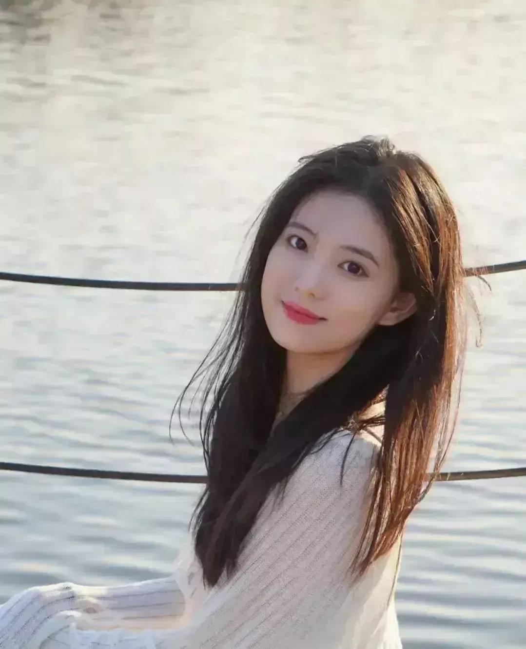 阳光下的温柔微笑，与波光粼粼的湖面相映成趣。治愈美景照 微笑 早上的风景治愈 湖