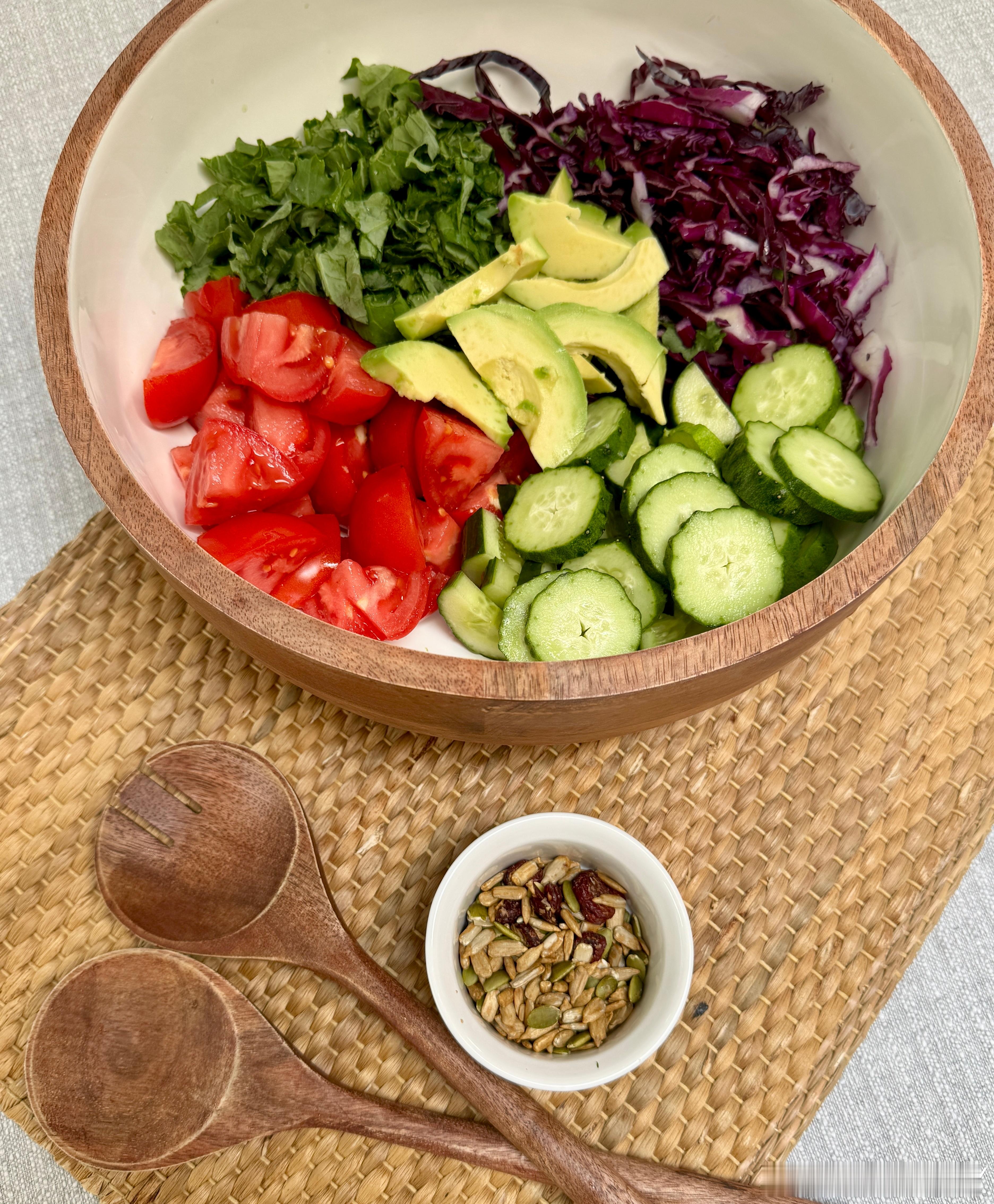 午餐的蔬菜沙拉，除了牛油果，其余食材番茄、黄瓜、Kale（羽衣甘蓝）和紫甘蓝都产