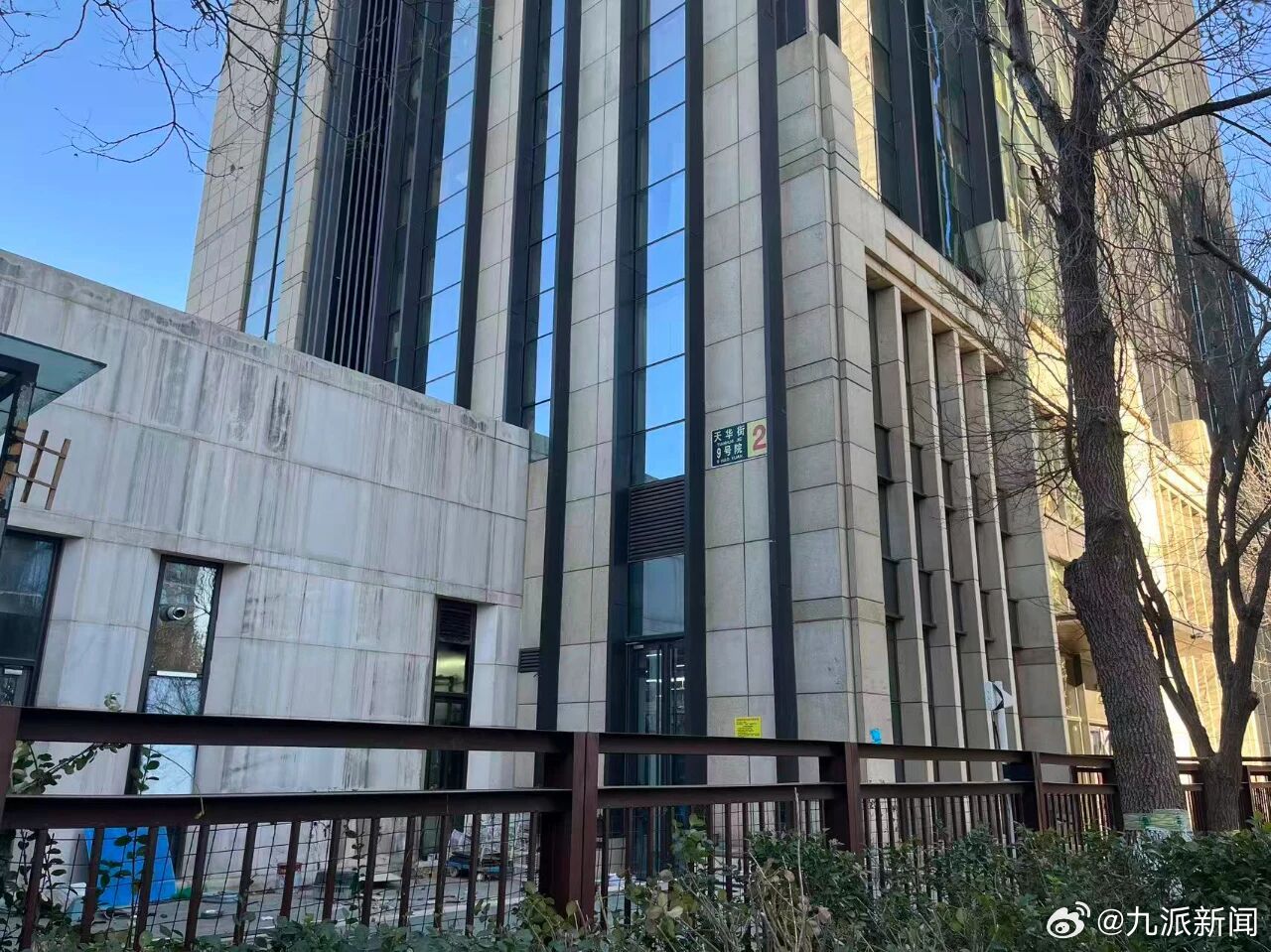 #男子卖房发现8年被注册10家企业#【#房子8年被注册10家企业男子发声#：怀疑