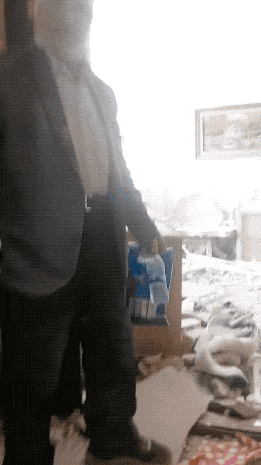 伊朗人的素质：房子被美军炸塌了，还从大冰箱里面拿水果招待记者！

最近网上一段视