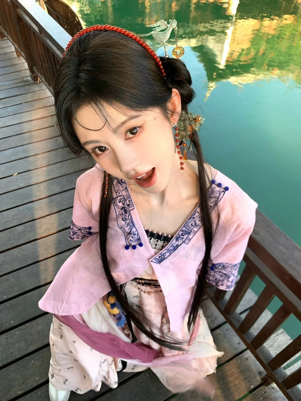 鞠婧祎[超话]鞠婧祎阿黛片场plog鞠婧祎九宫格阿黛救命啊！这个阿黛也太可爱了吧