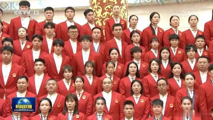 #孙颖莎上新闻联播# 今天，中国体育代表团总结大会举行。现场合照环节，站在一起。