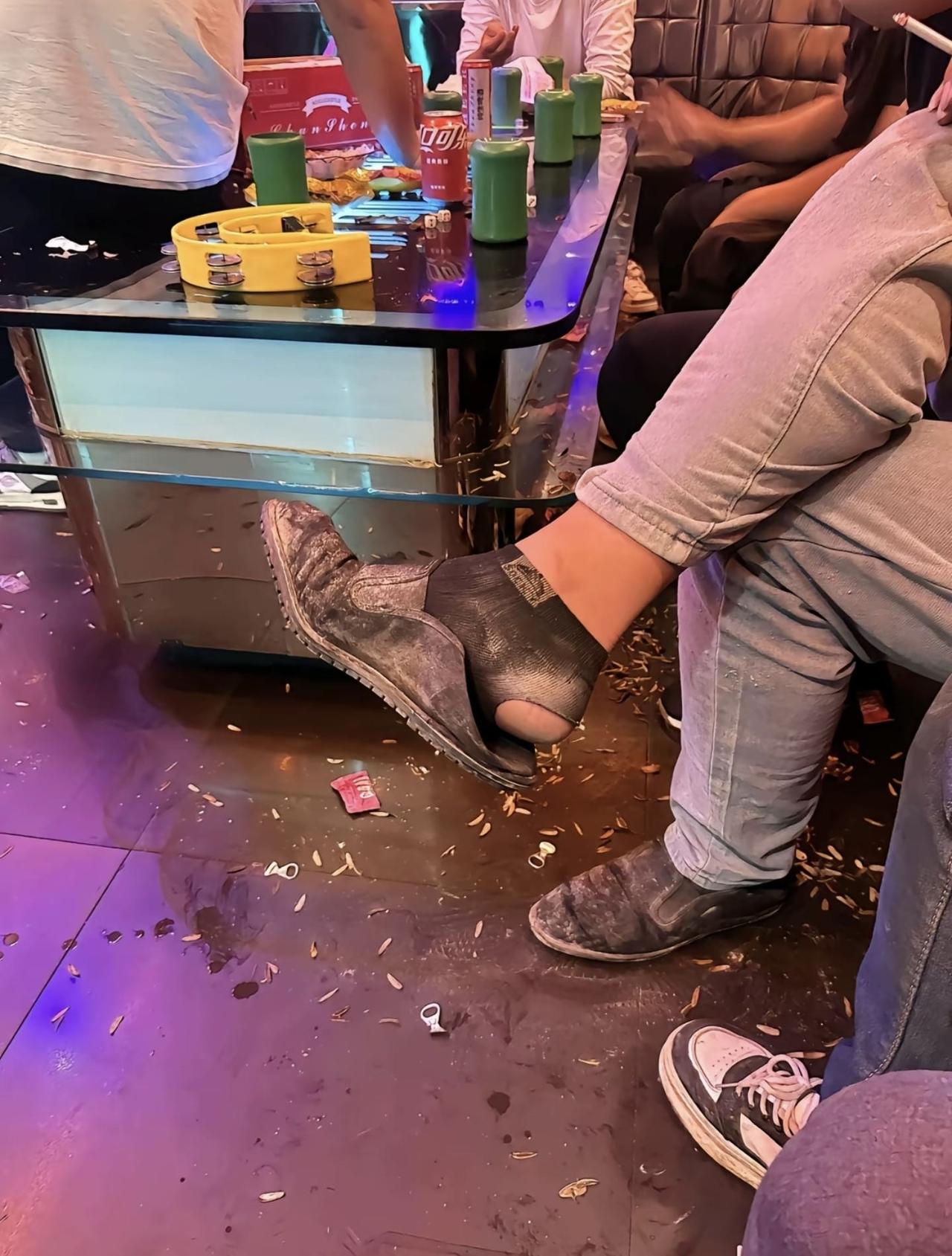 这哥主打一个“反差萌”歌厅里别人是光鲜亮丽唱K，他是穿“工地限定款战靴”来开“足