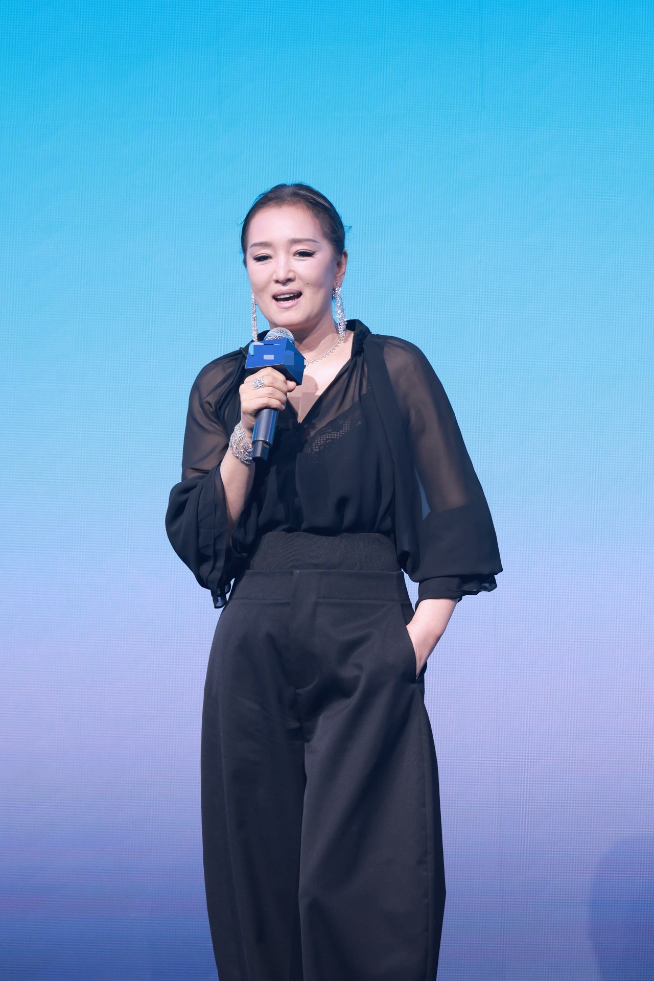 巩俐近期状态巩俐把成熟女性的美感演绎得恰到好处，不追逐千篇一律的审美，自在舒展，