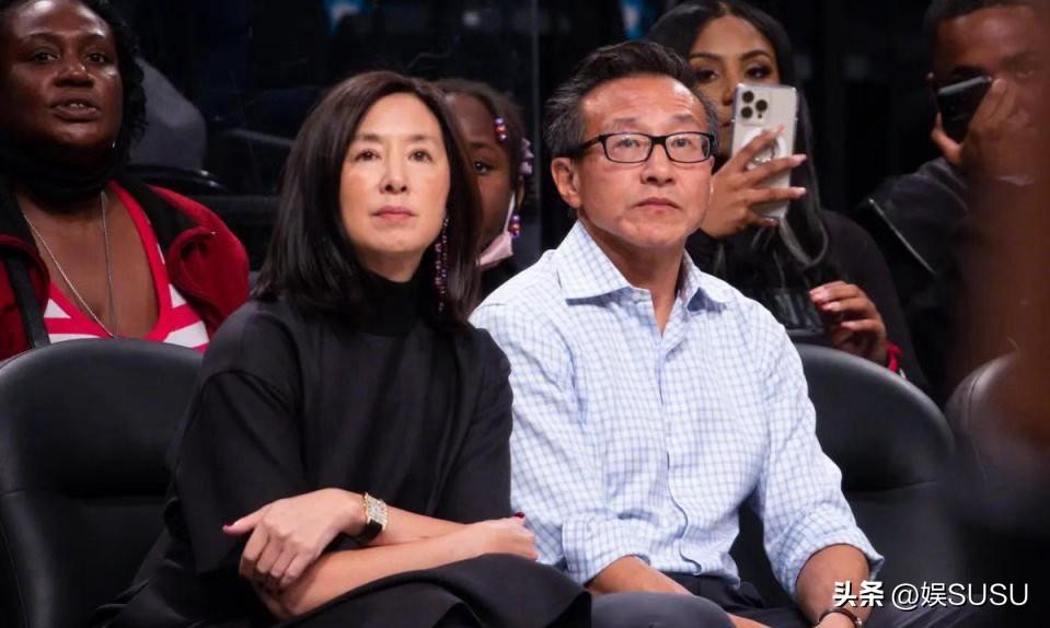 大家看到了吗？
净资产133亿美元的顶级富豪崇信德
，和妻子30多年的婚姻说离就