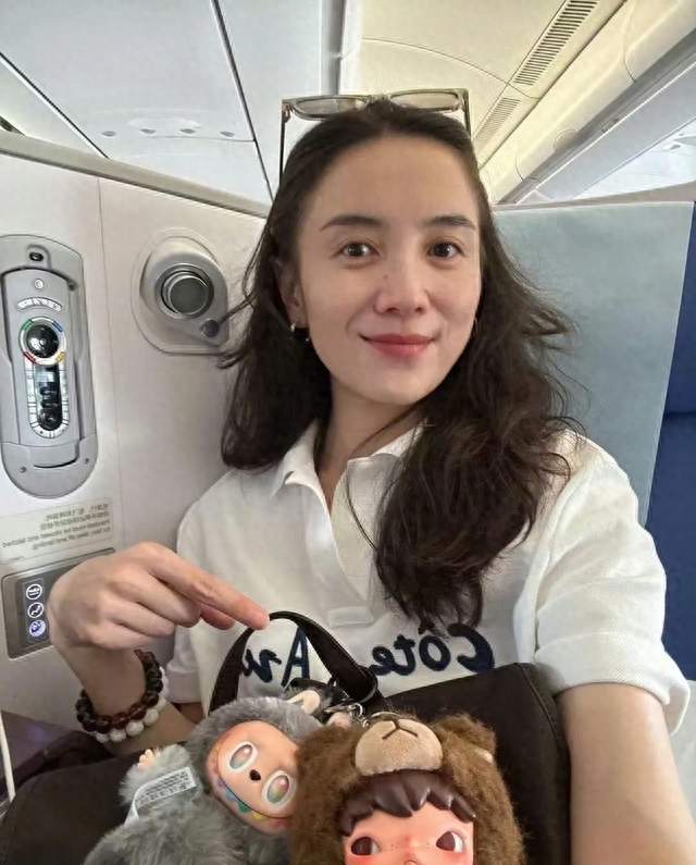 宋佳机舱自拍太绝了！包包上挂满拉布布，反差萌谁顶得住