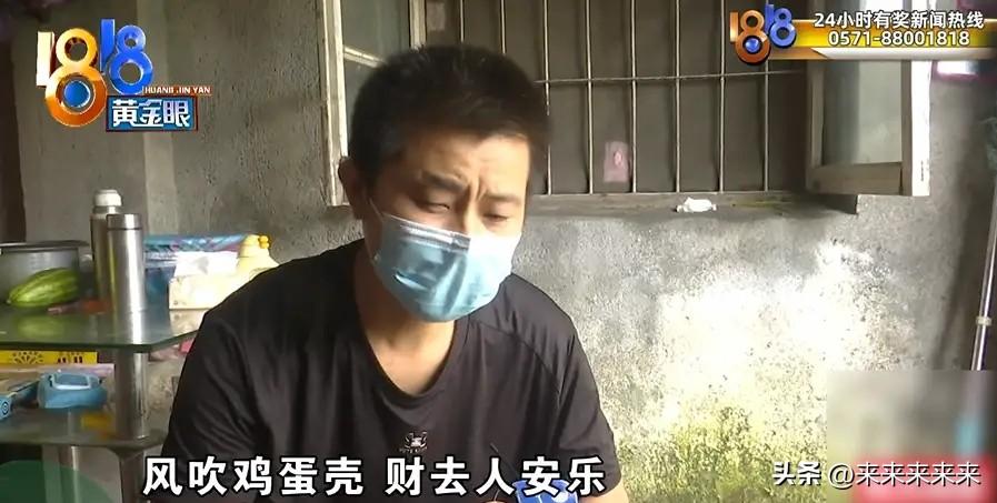 一件6块多的衣服，一条12块的裤子，一双儿子穿剩下的旧鞋。谁能想到，这身行头的主