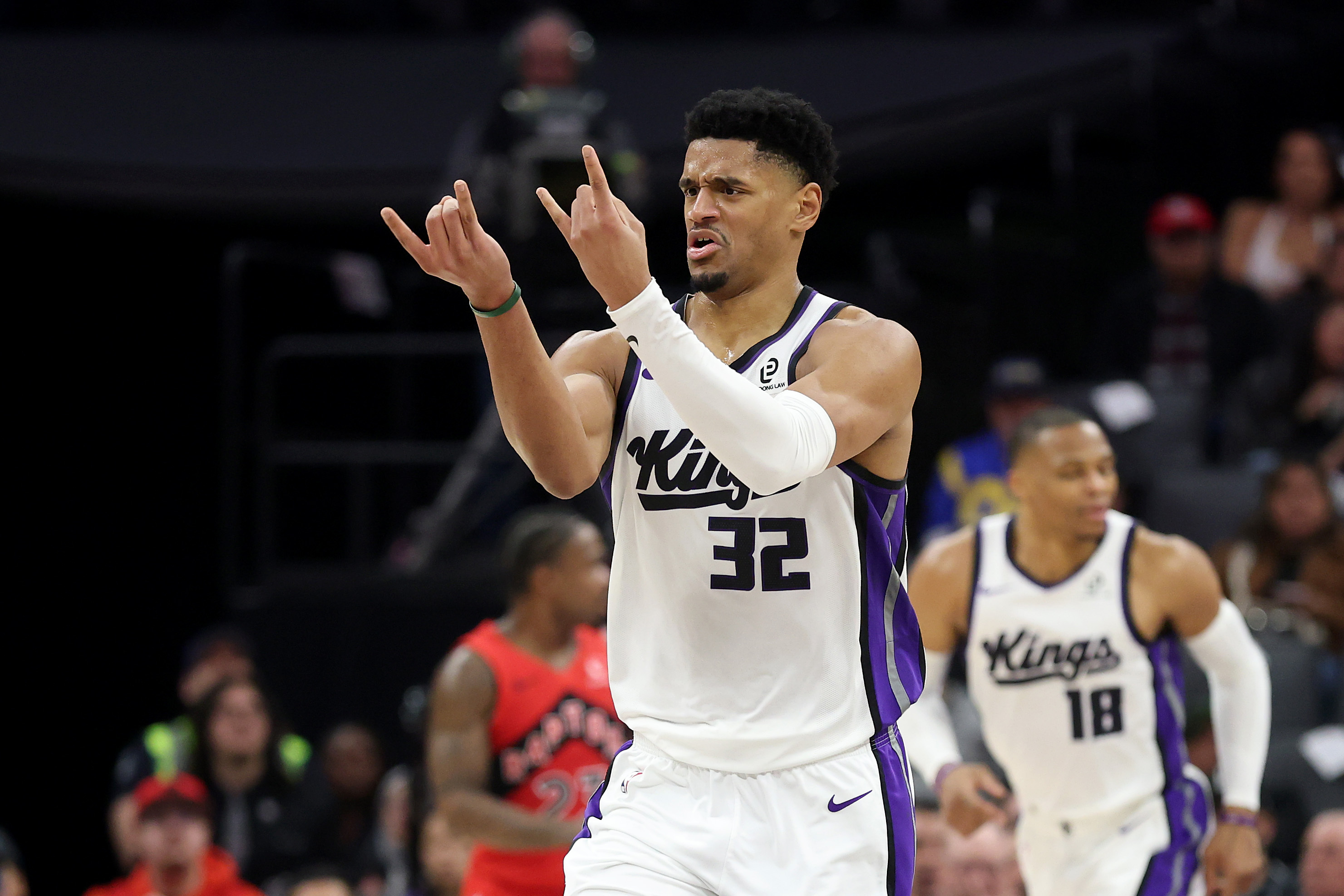 国王用一份4年合同转正双向新秀卡德威尔，其中2年完全保障。接下来会有不少双向获得