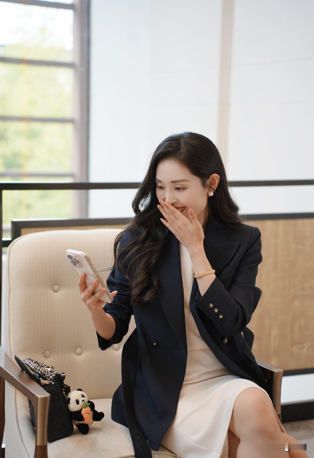 有没有一种笑容让你怦然心动露出温柔甜美的笑容，那一瞬间，我的心被触动了。在这纷繁